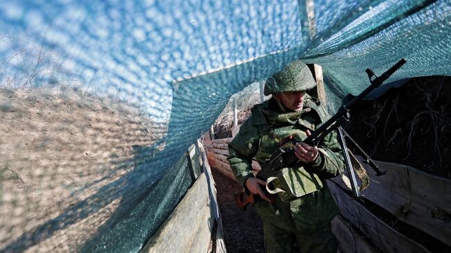 Военнослужащий ДНР на передовой в районе поселка Старомихайловка на западе Донецка