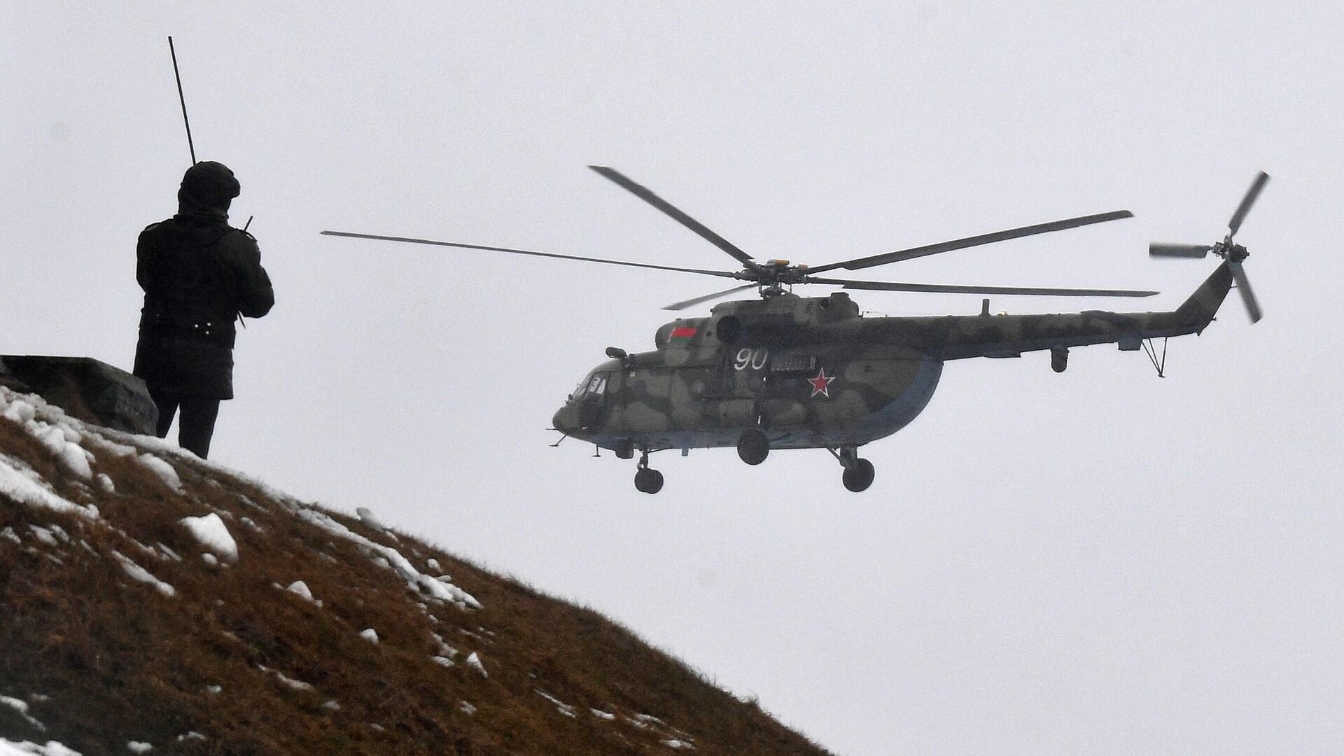 Вертолет Ми-8 во время учений вооруженных сил Белоруссии и России Союзная решимость-2022 на полигоне Осиповичский в Могилевской области - РИА Новости, 1920, 28.04.2022