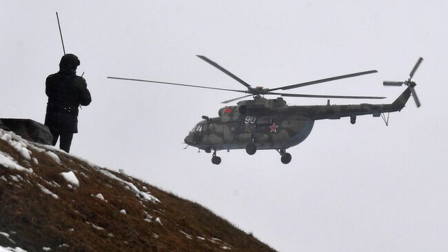 Вертолет Ми-8 во время учений вооруженных сил Белоруссии и России Союзная решимость-2022 на полигоне Осиповичский в Могилевской области