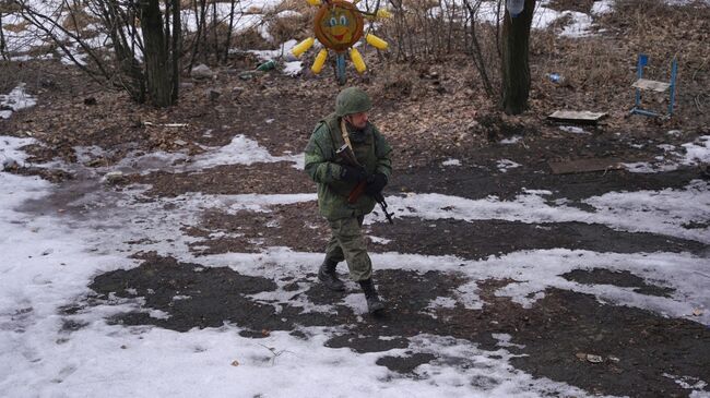 Военнослужащий ЛНР на линии соприкосновения в Луганской области