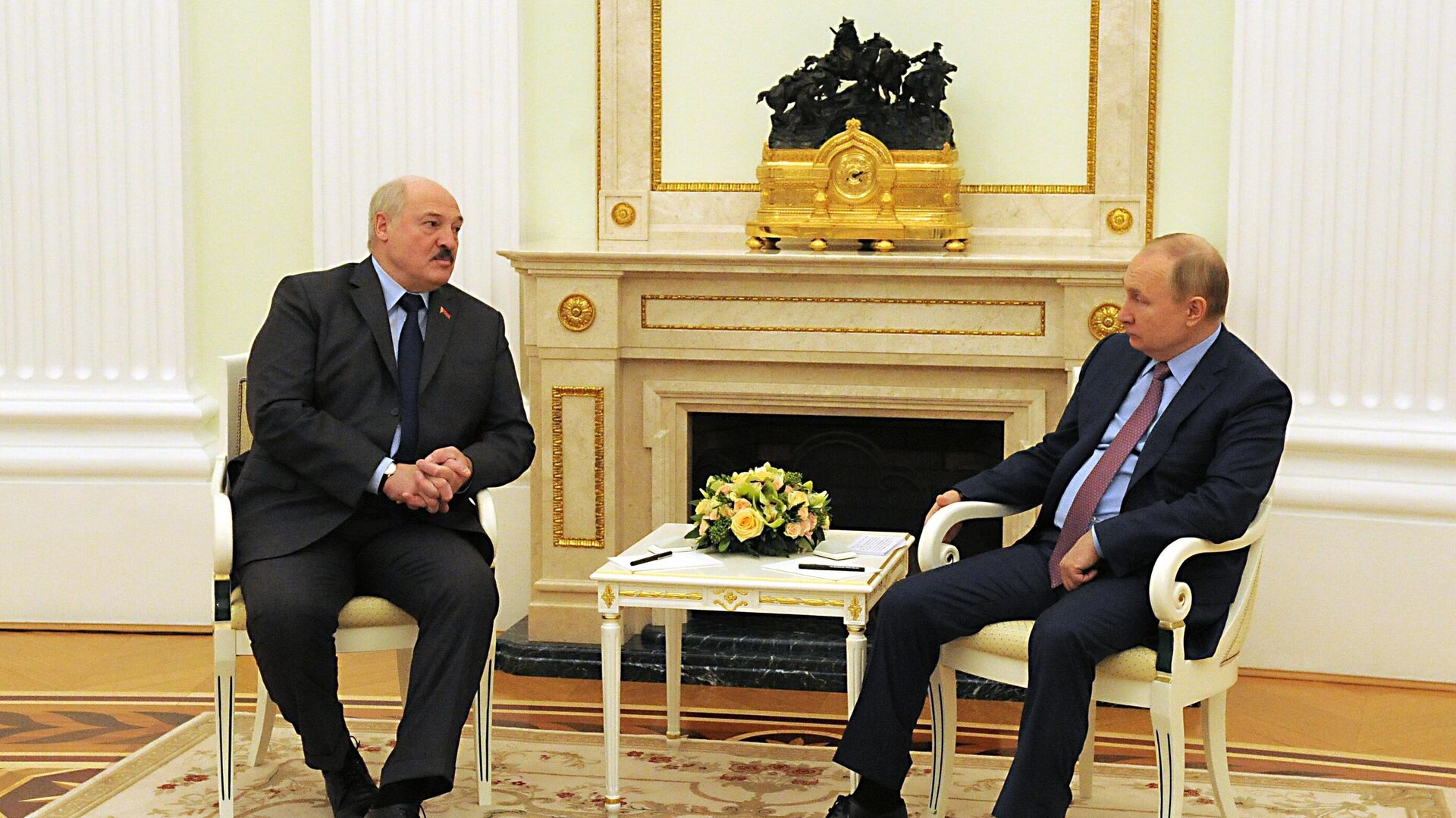 Президент России Владимир Путин и президент Белоруссии Александр Лукашенко во время встречи в Кремле - РИА Новости, 1920, 18.02.2022