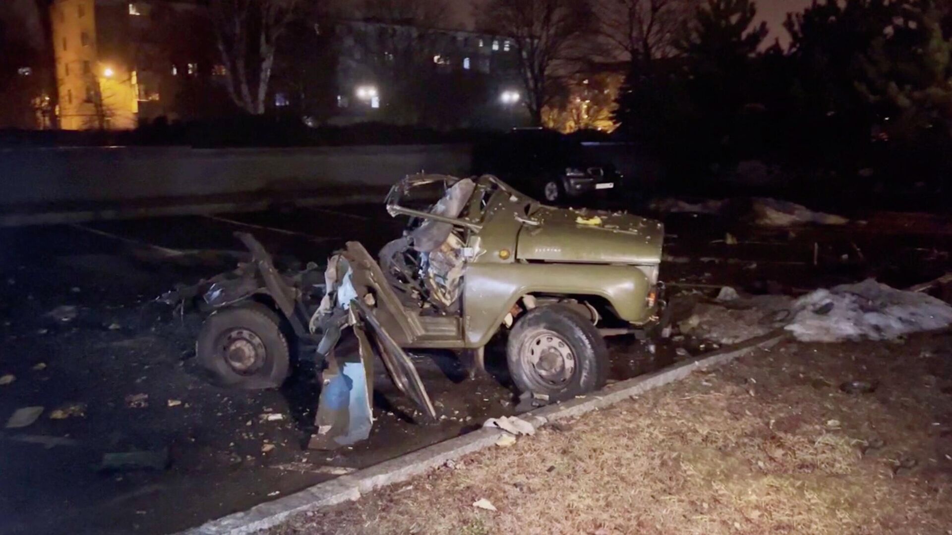 Взорванный автомобиль на парковке возле здания Дома Правительства в Донецке. Кадр из видео - РИА Новости, 1920, 19.02.2022