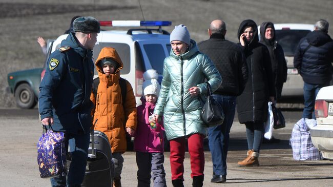 Граждане ДНР у контрольно-пропускного пункта Успенка в Донецкой области