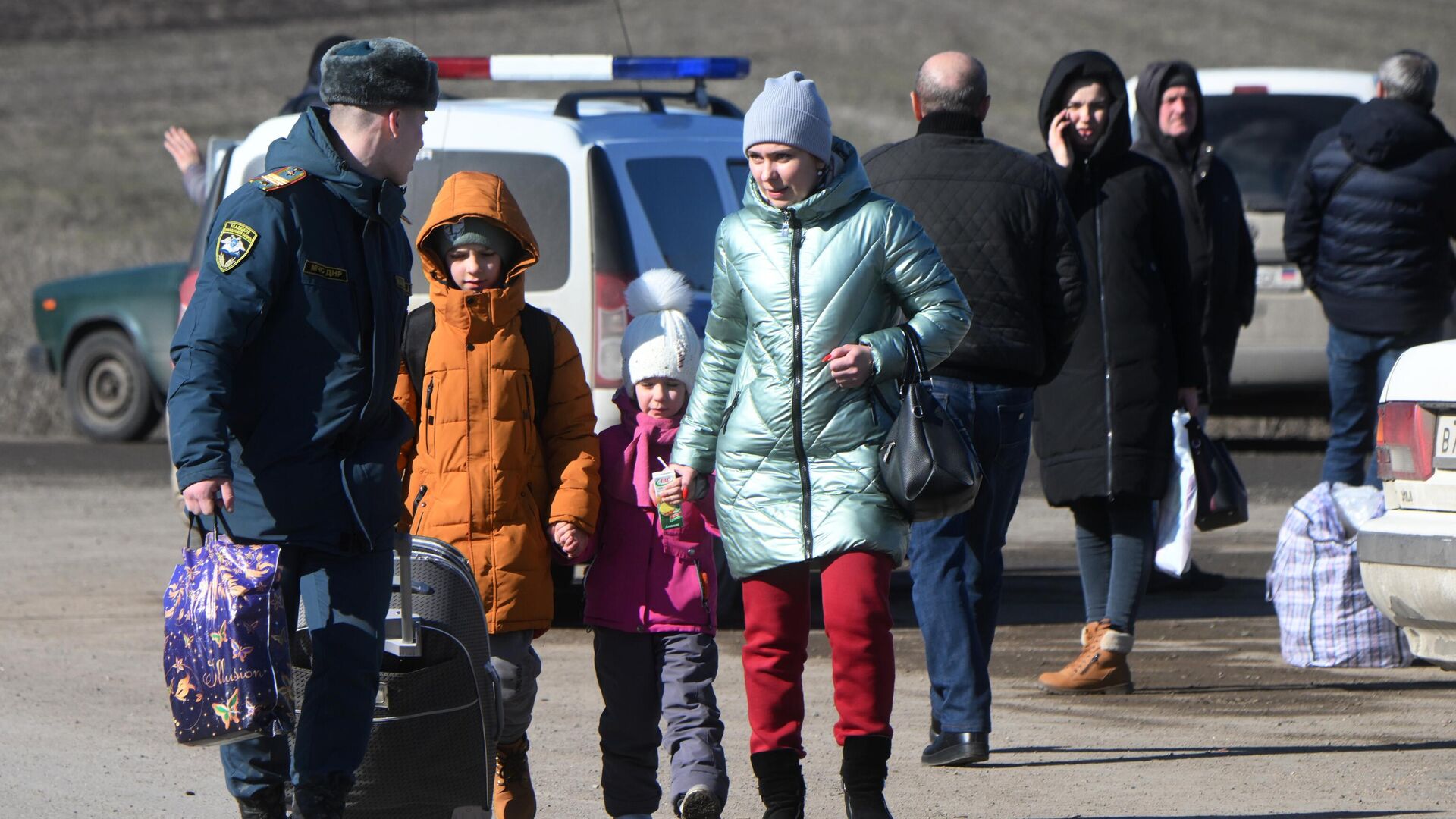 Граждане ДНР у контрольно-пропускного пункта Успенка в Донецкой области - РИА Новости, 1920, 26.02.2022