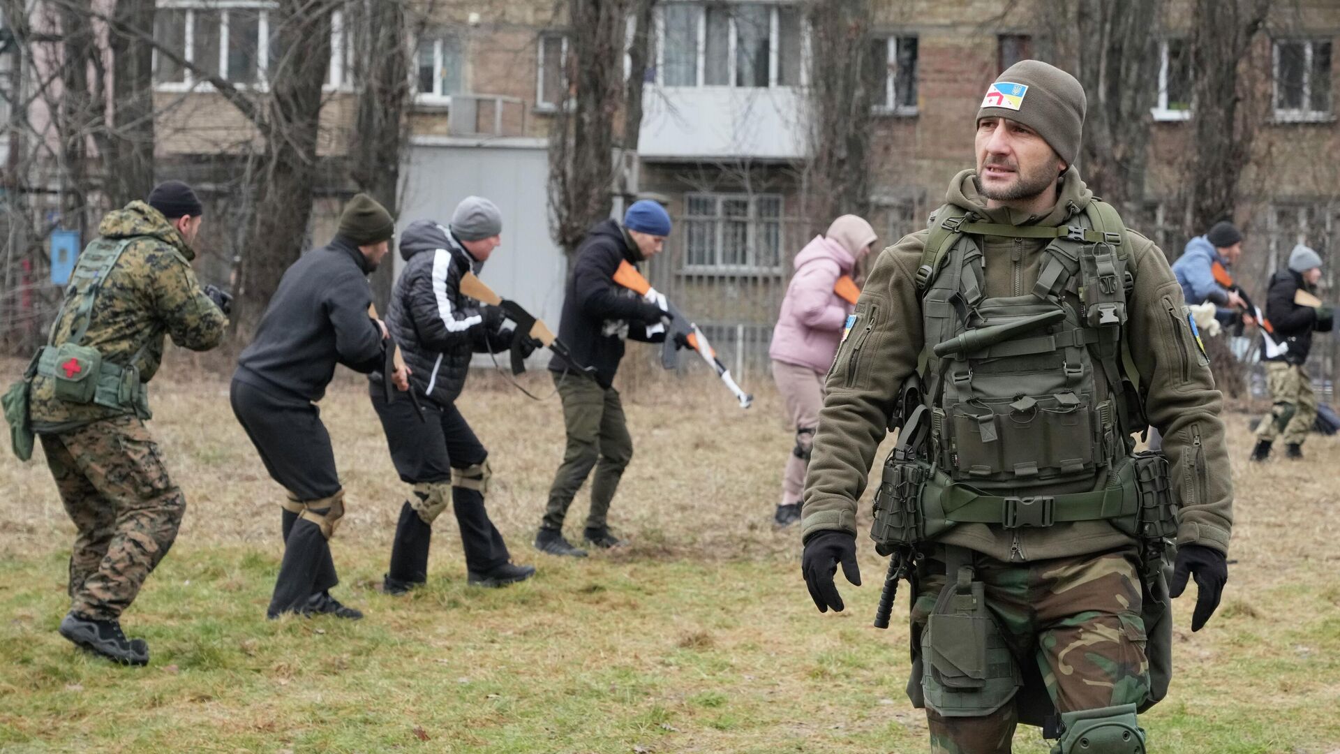 Инструктор во время тренировки Грузинского легиона в Киеве, Украина - РИА Новости, 1920, 21.08.2022