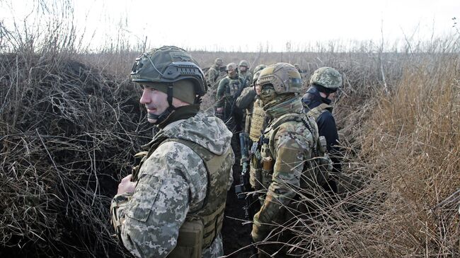 Украинские военнослужащие на линии соприкосновения в Донецкой области