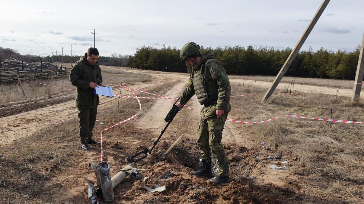 Сотрудники правоохранительных органов России на месте падения снаряда недалеко от границы с Украиной в Ростовской области - РИА Новости, 1920, 25.02.2022