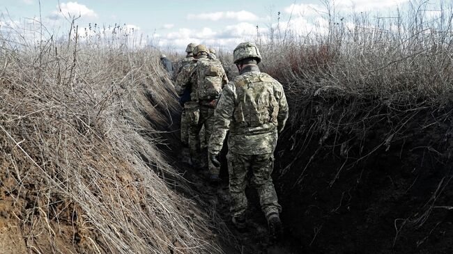 Украинские военнослужащие на линии соприкосновения в Донецкой области