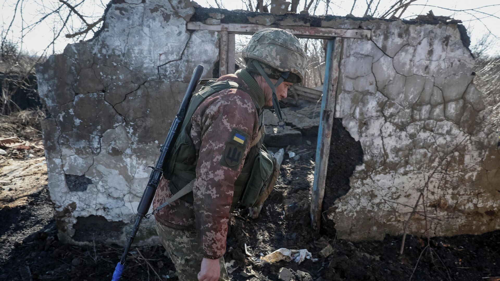 Украинский военнослужащий на линии соприкосновения в Донецкой области - РИА Новости, 1920, 28.02.2022