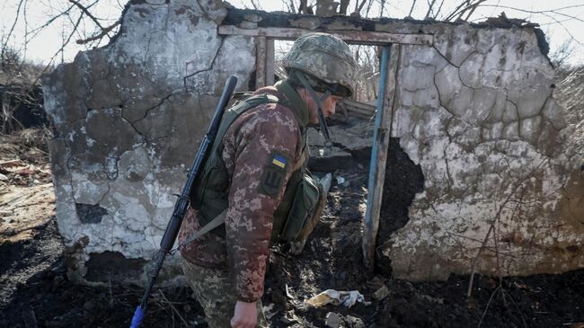 Украинский военнослужащий на линии соприкосновения в Донецкой области