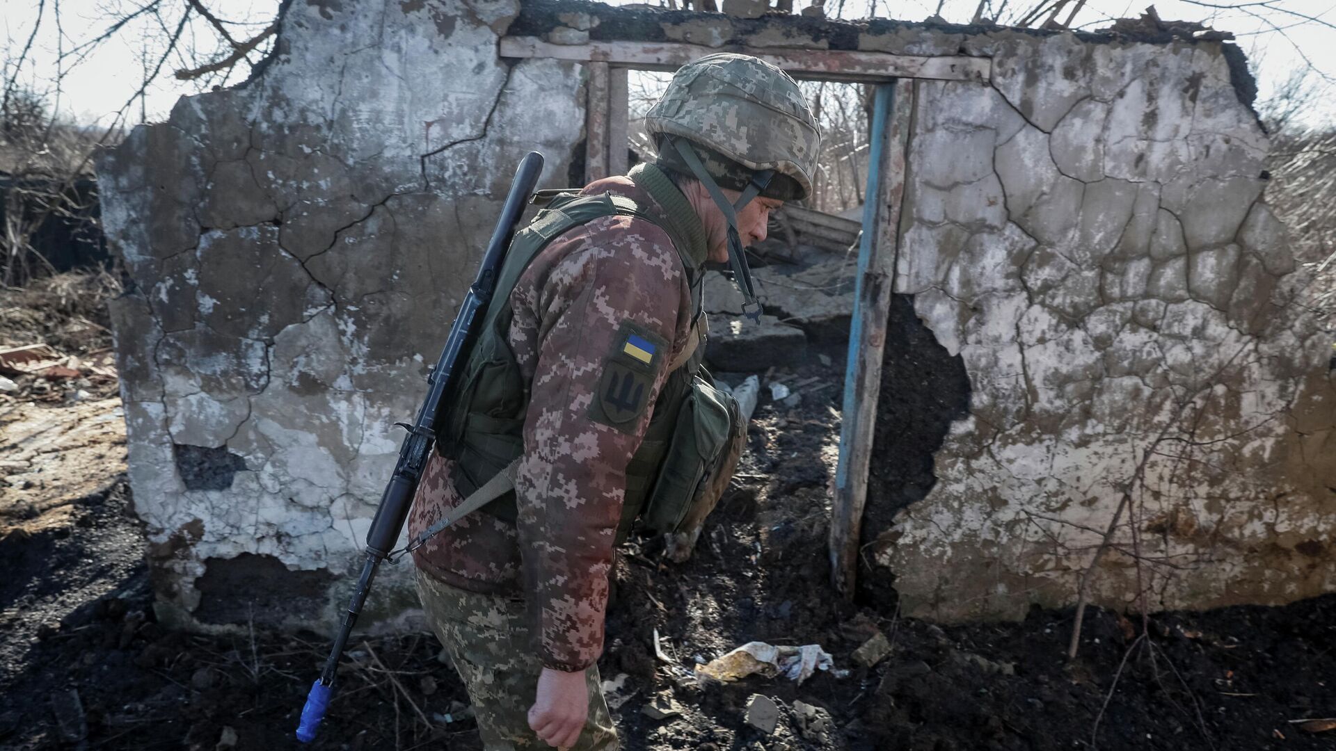 Украинский военнослужащий на линии соприкосновения в Донецкой области - РИА Новости, 1920, 19.02.2022