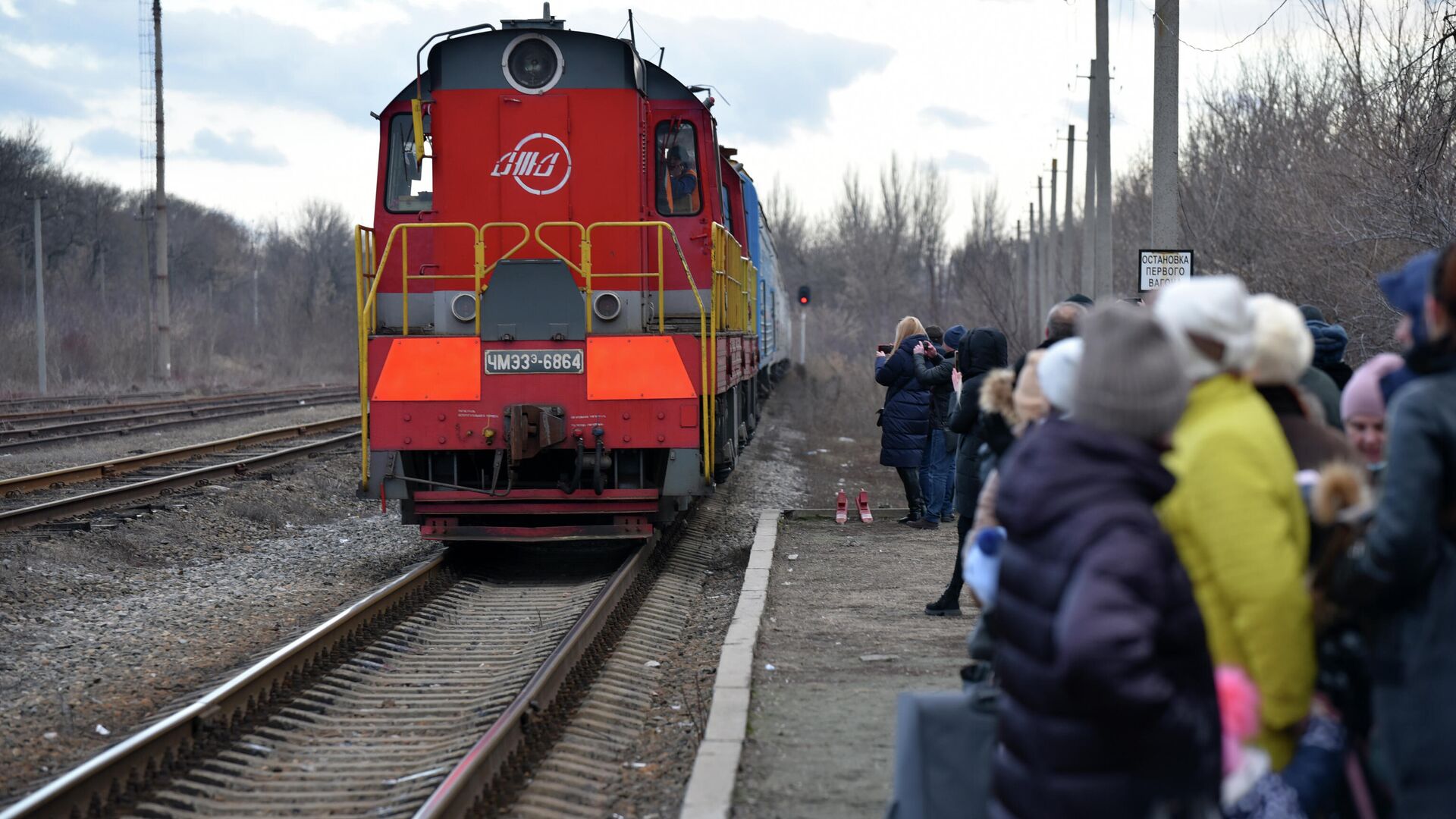 Жители Донецкой народной республики  на железнодорожной станции Донецк-2 во время эвакуации на территорию России в Ростовскую область - РИА Новости, 1920, 18.04.2022