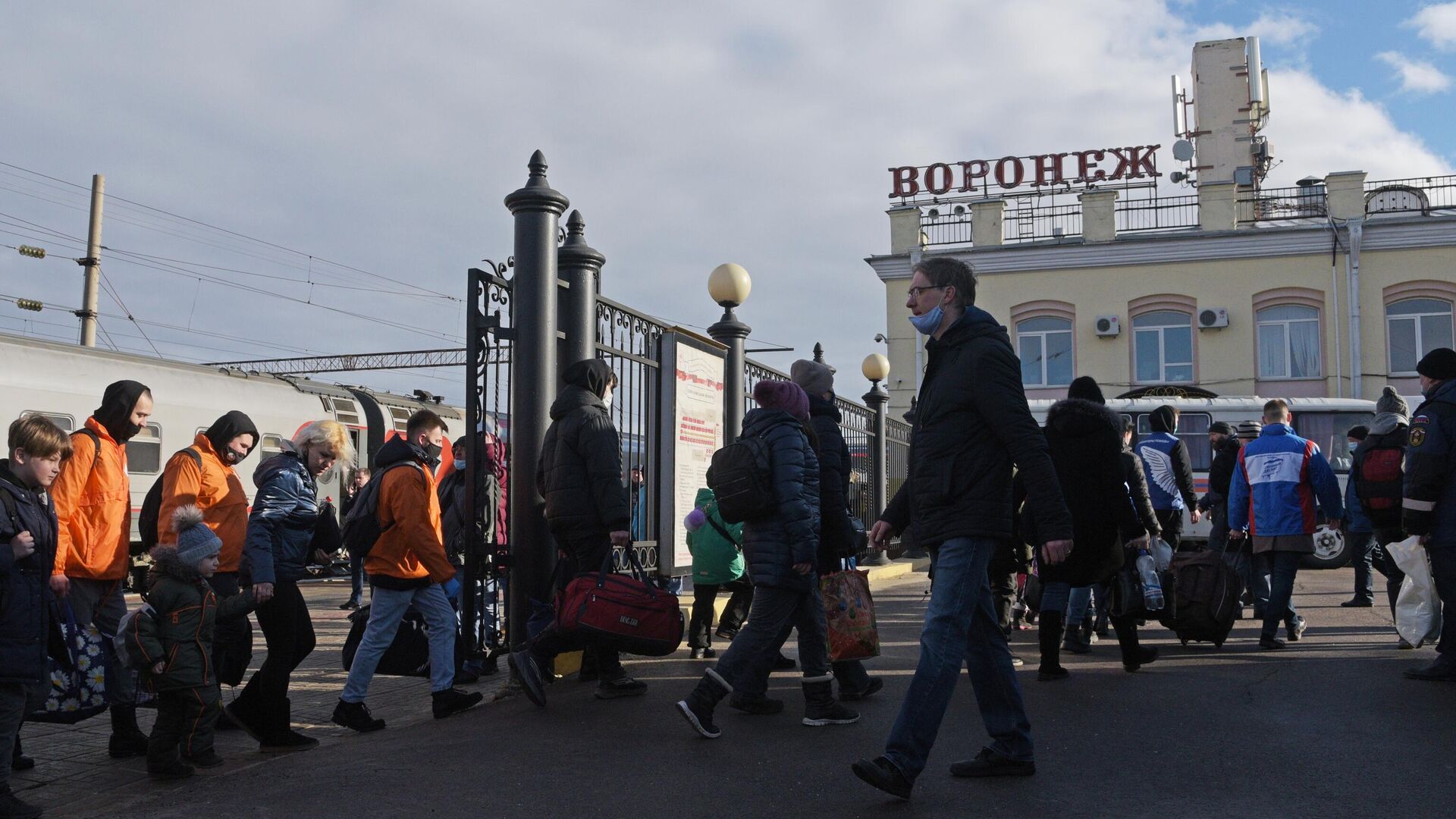 Жители Донбасса, прибывшие на железнодорожный вокзал Воронеж-1 - РИА Новости, 1920, 21.02.2022