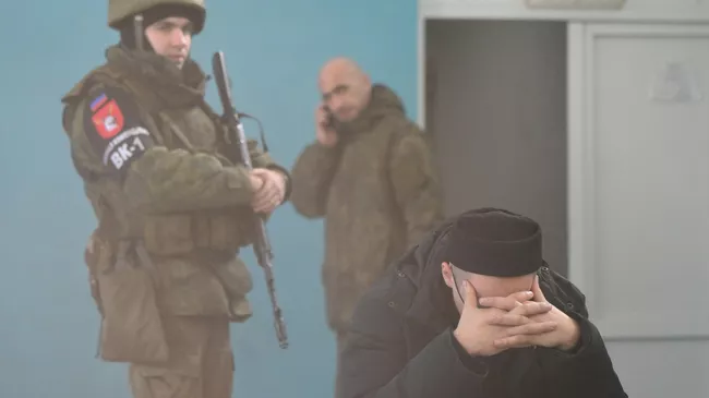 Мужчина на сборном пункте военного комиссариата Киевского, Ворошиловского и Калининского районов, организованном в школе №19 города Донецка