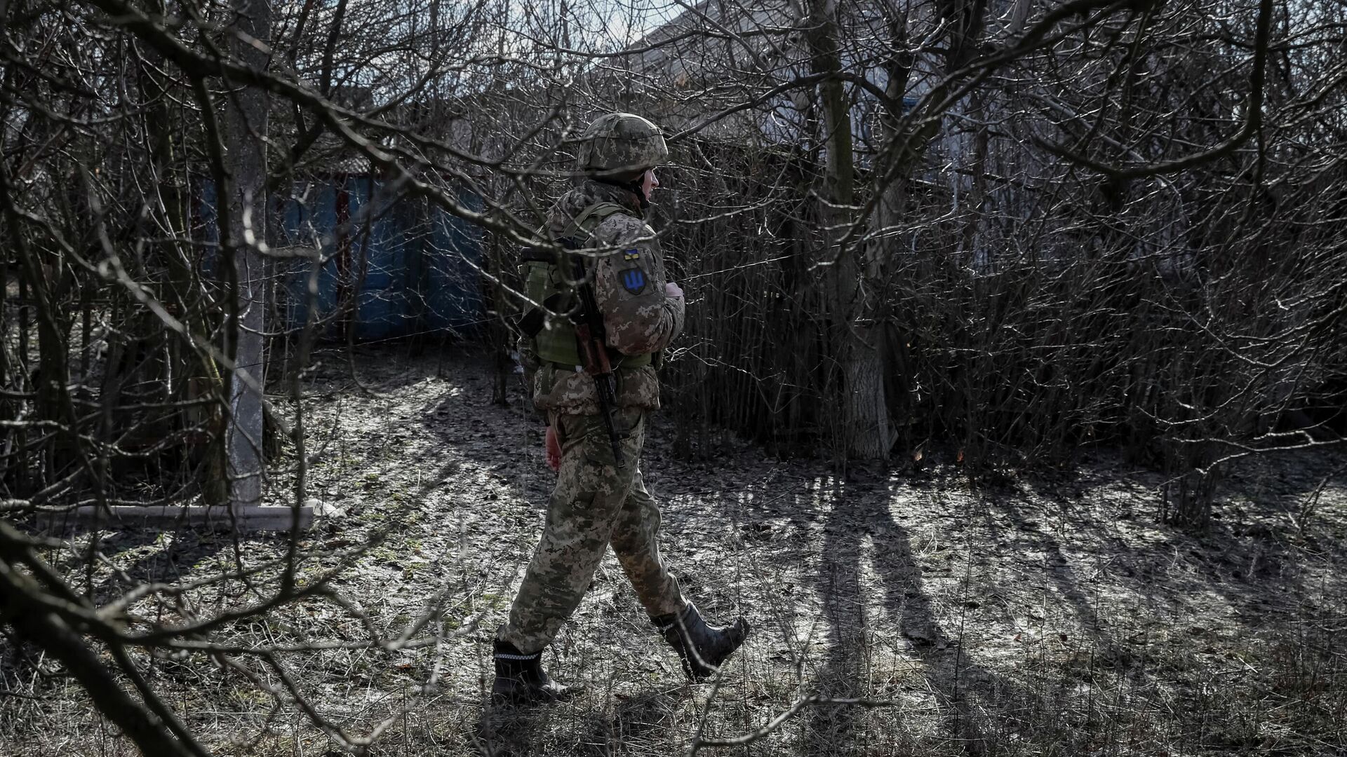 Украинский военнослужащий на линии соприкосновения в селе Травневое Донецкой области - РИА Новости, 1920, 22.02.2022