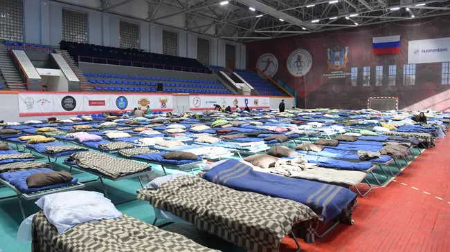 Пункт временного размещения беженцев, организованном в спортивной школе. Архивное фото