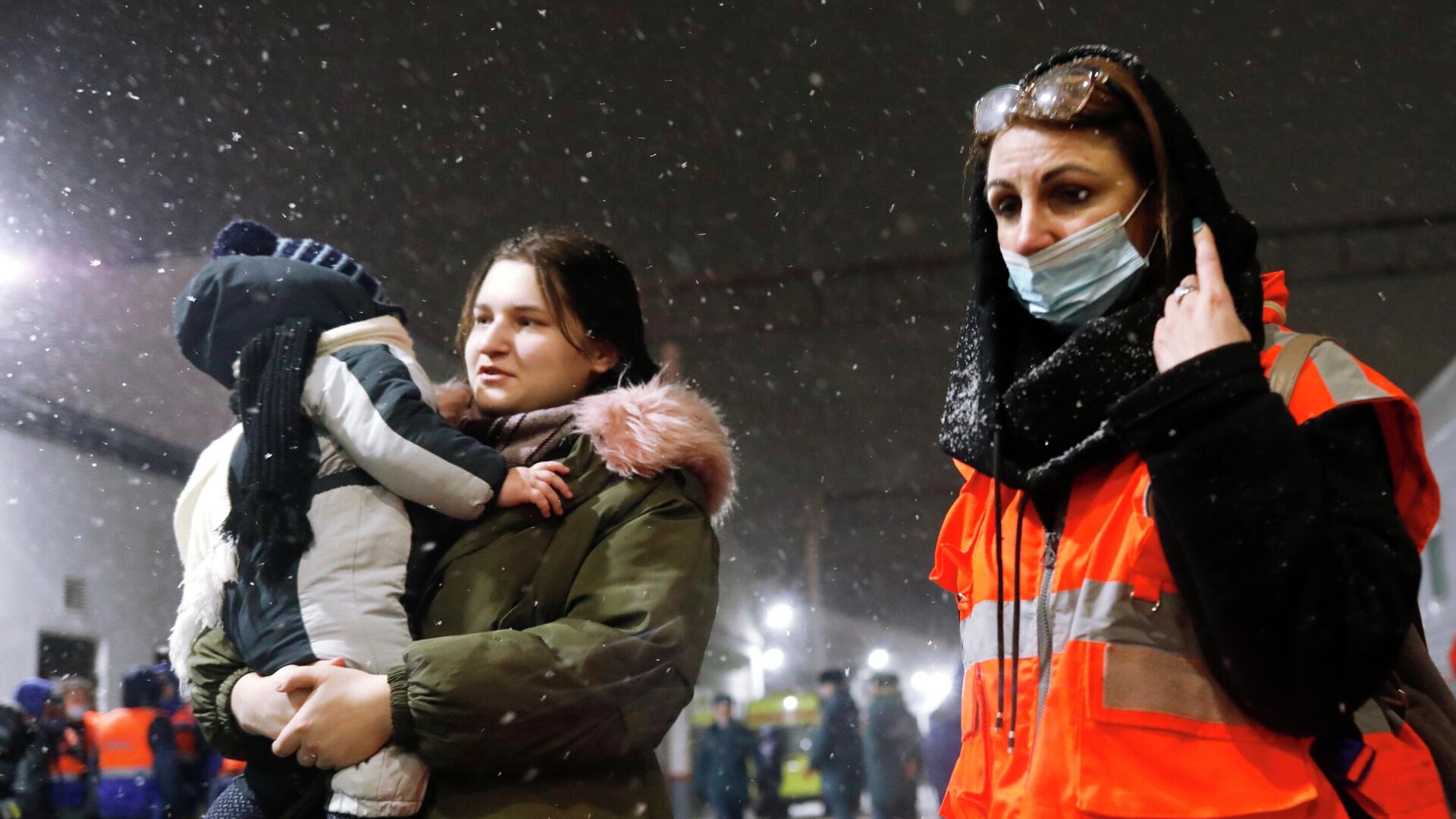 Волонтер сопровождает жителей Донецкой и Луганской народных республик, прибывших на железнодорожный вокзал в Нижний Новгород - РИА Новости, 1920, 28.02.2022