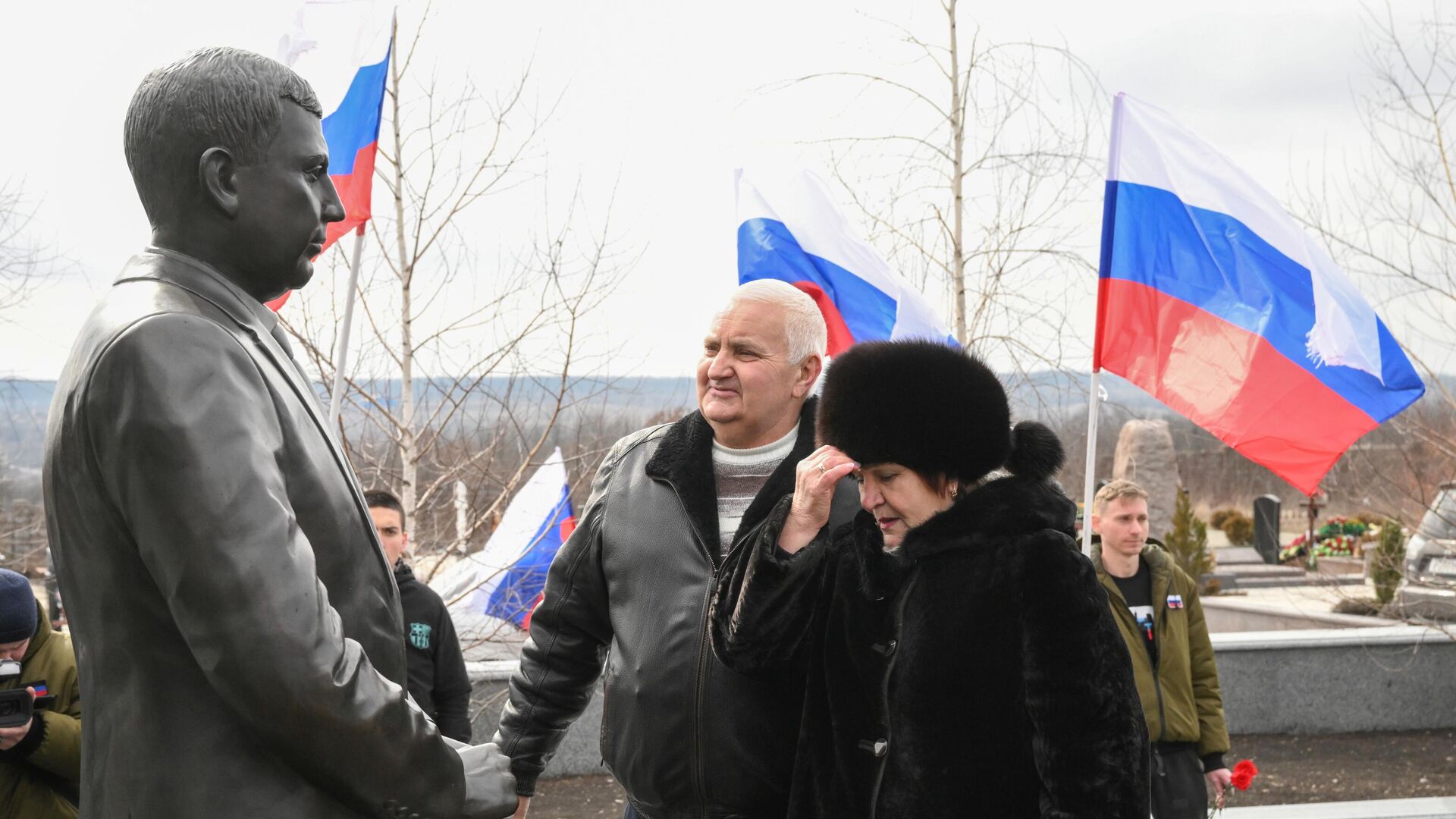 Родители главы Донецкой народной республики Александра Захарченко, убитого в 2018 году, на церемонии возложении цветов к его могиле - РИА Новости, 1920, 11.05.2022