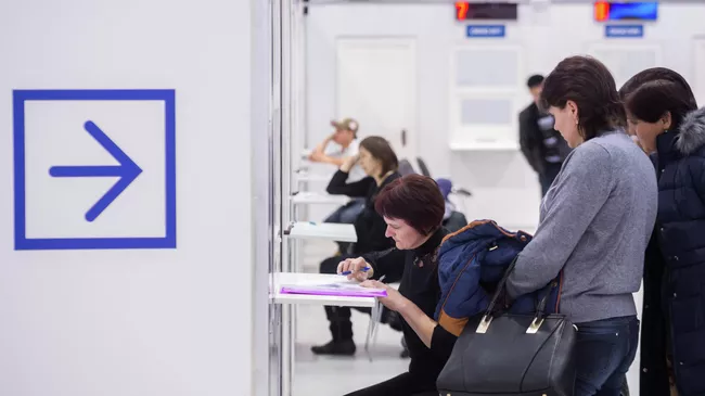 Посетители многофункционального миграционного центра в Москве