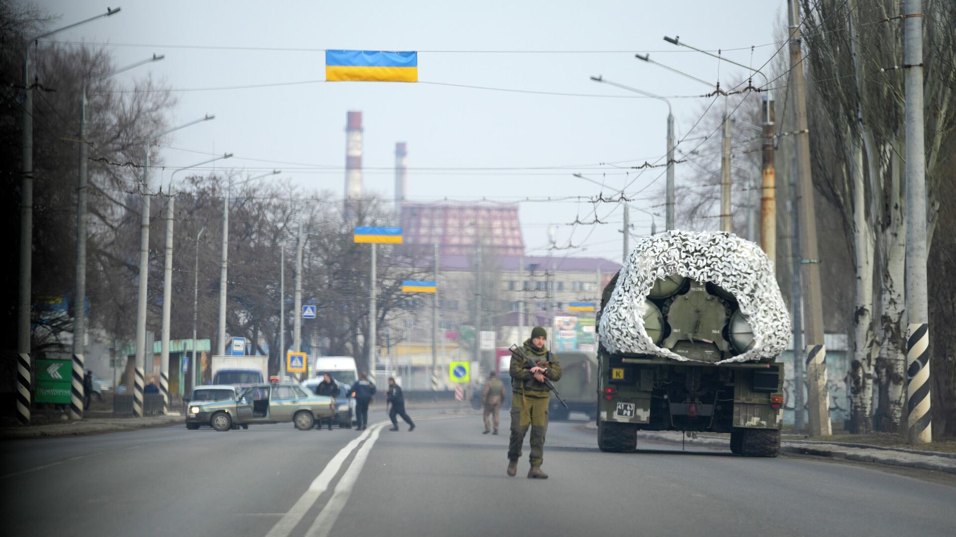 Украинский военнослужащий и военная техника на дороге в Краматорске - РИА Новости, 1920, 03.01.2023