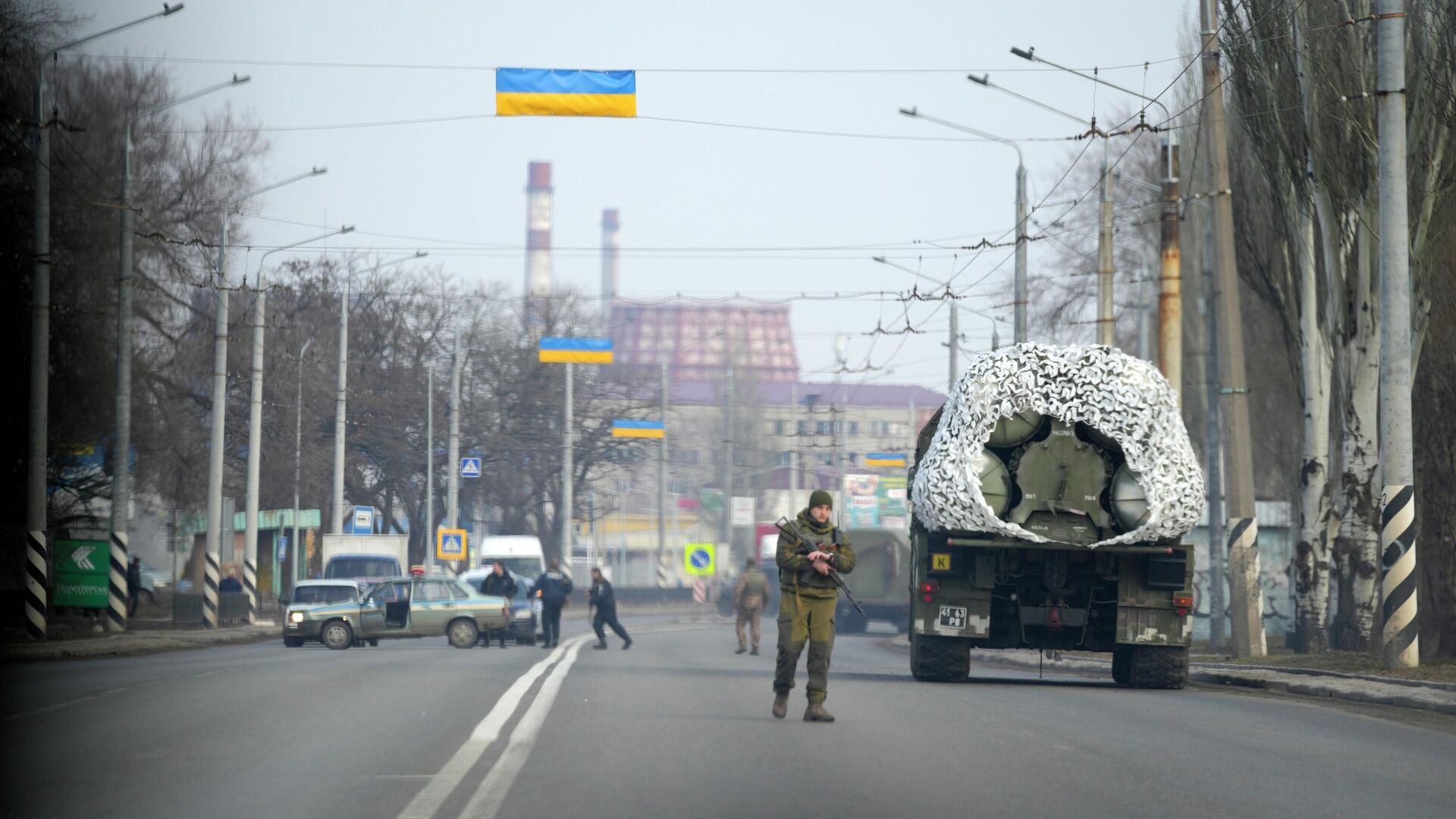 Украинский военнослужащий и военная техника на дороге в Краматорске - РИА Новости, 1920, 19.04.2022