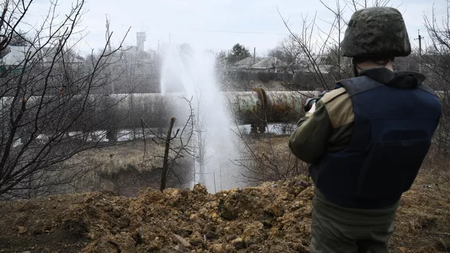 Поврежденный обстрелами магистральный водопровод в Горловке