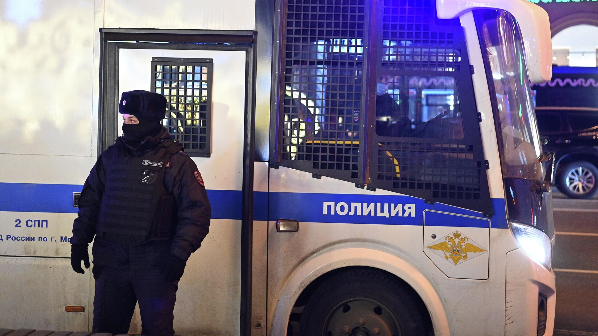 Сотрудники полиции, обеспечивающие порядок на несогласованной акции против операции по демилитаризации Украины, на Пушкинской площади в Москве - РИА Новости, 1920, 04.05.2022