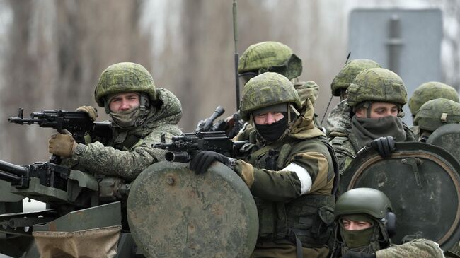 Российские военнослужащие в колонне военной техники. Архивное фото