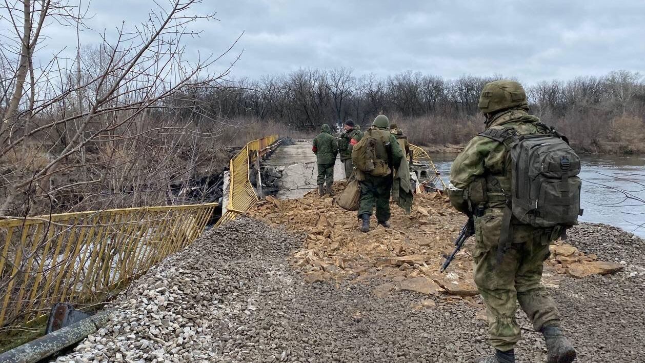 Народная милиция Луганской народной республики форсирует реку Северский Донец и занимает село Трехизбенка - РИА Новости, 1920, 28.02.2022