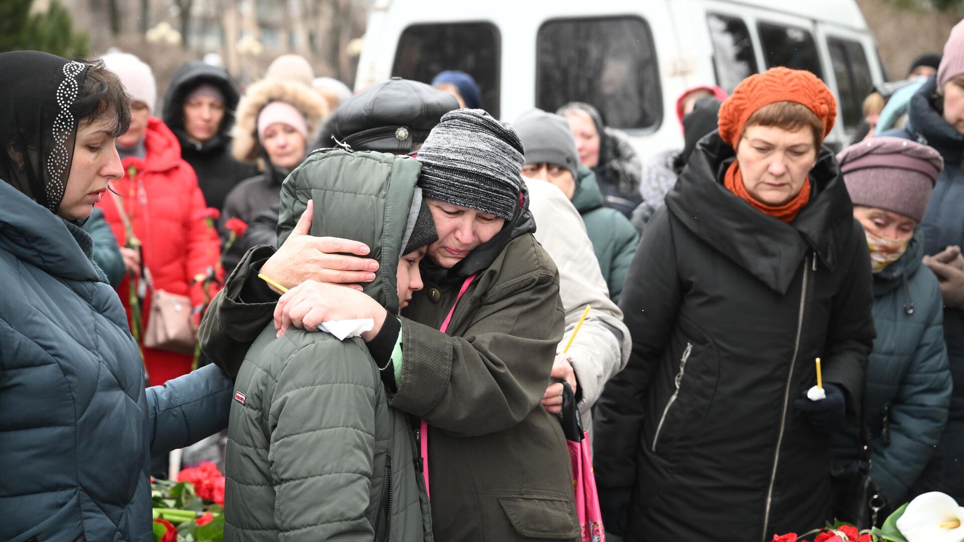 Родные и близкие во время прощания с погибшим при обстреле украинскими войсками здания школы в Горловке в ДНР - РИА Новости, 1920, 01.03.2022