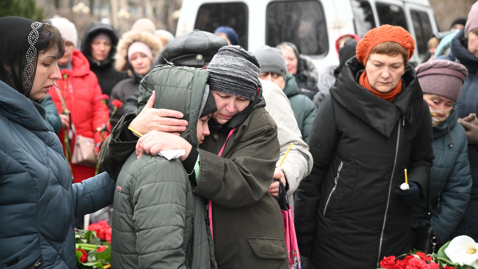 Родные и близкие во время прощания с погибшим при обстреле украинскими войсками здания школы в Горловке в ДНР - РИА Новости, 1920, 01.03.2022