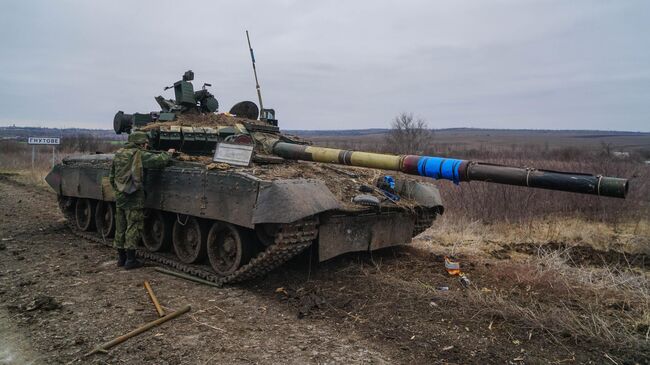 Подбитый украинский танк на въезде в село Гнутово под Мариуполем