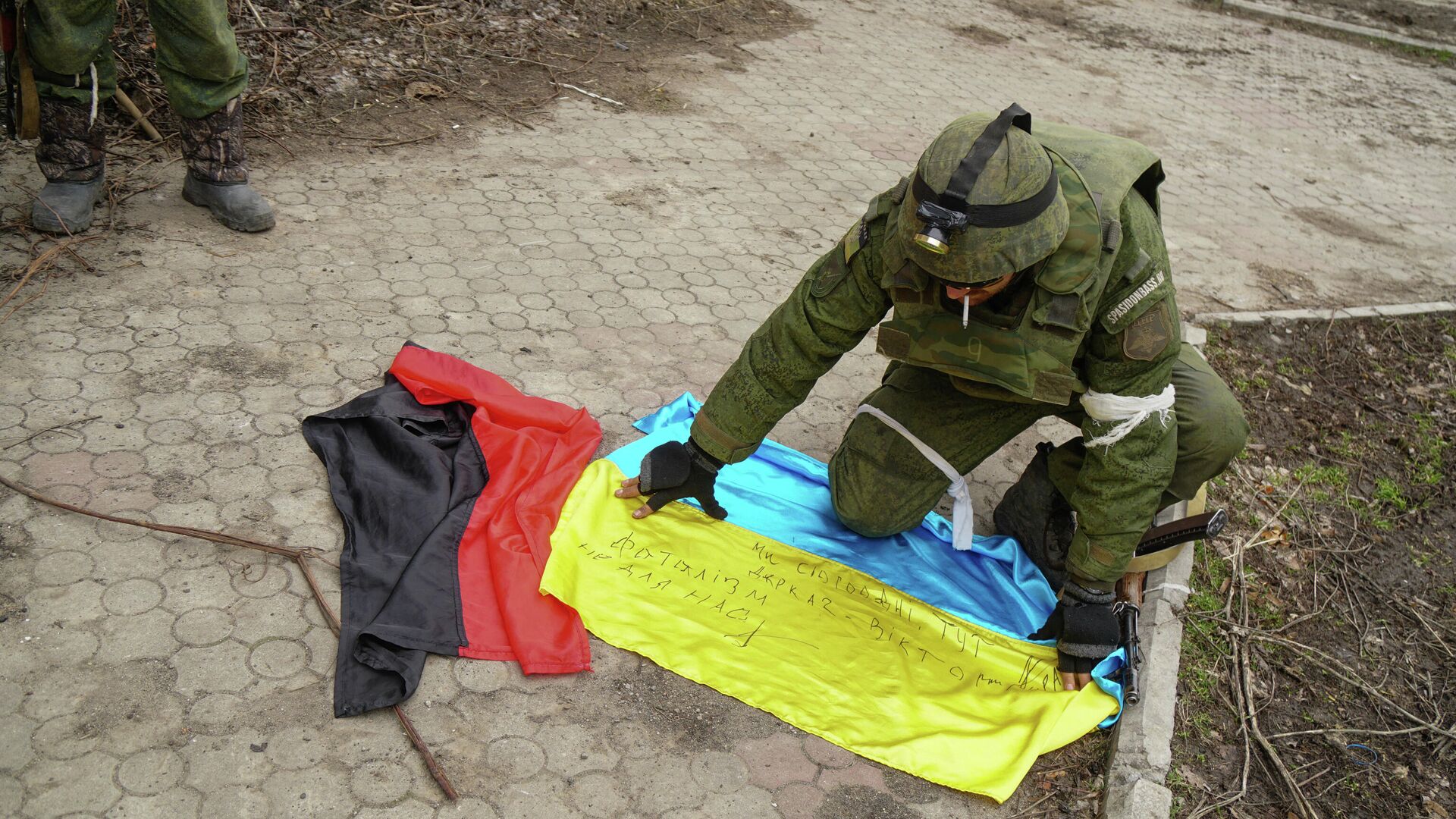 Флаги Украины и Правого сектора*, найденные в бывшем расположении ВСУ под Мариуполем - РИА Новости, 1920, 05.03.2022