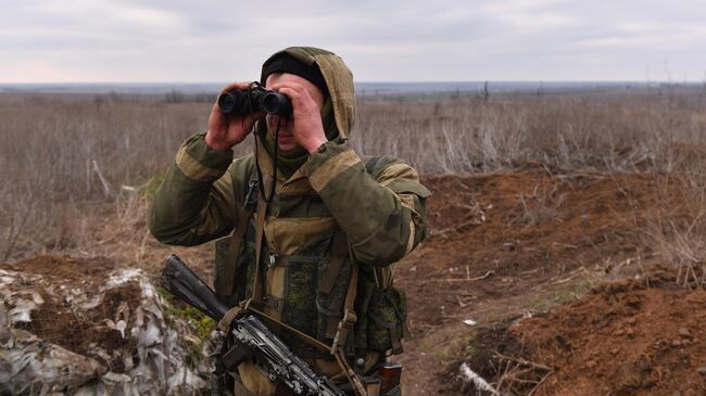 Военнослужащий ДНР в селе Пищевик