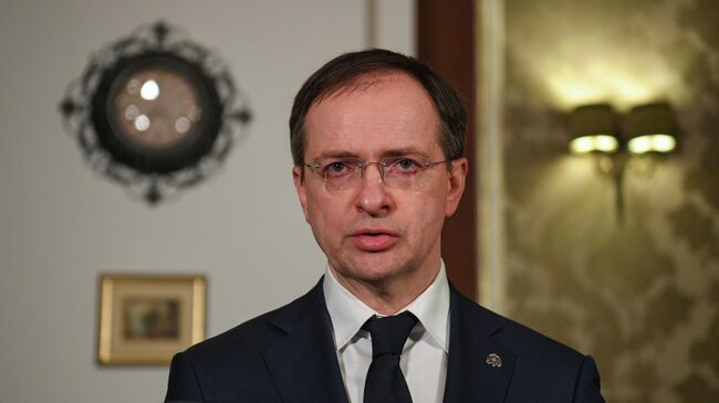 Помощник президента России Владимир Мединский отвечает на вопросы журналистов после завершения российско-украинских переговоров