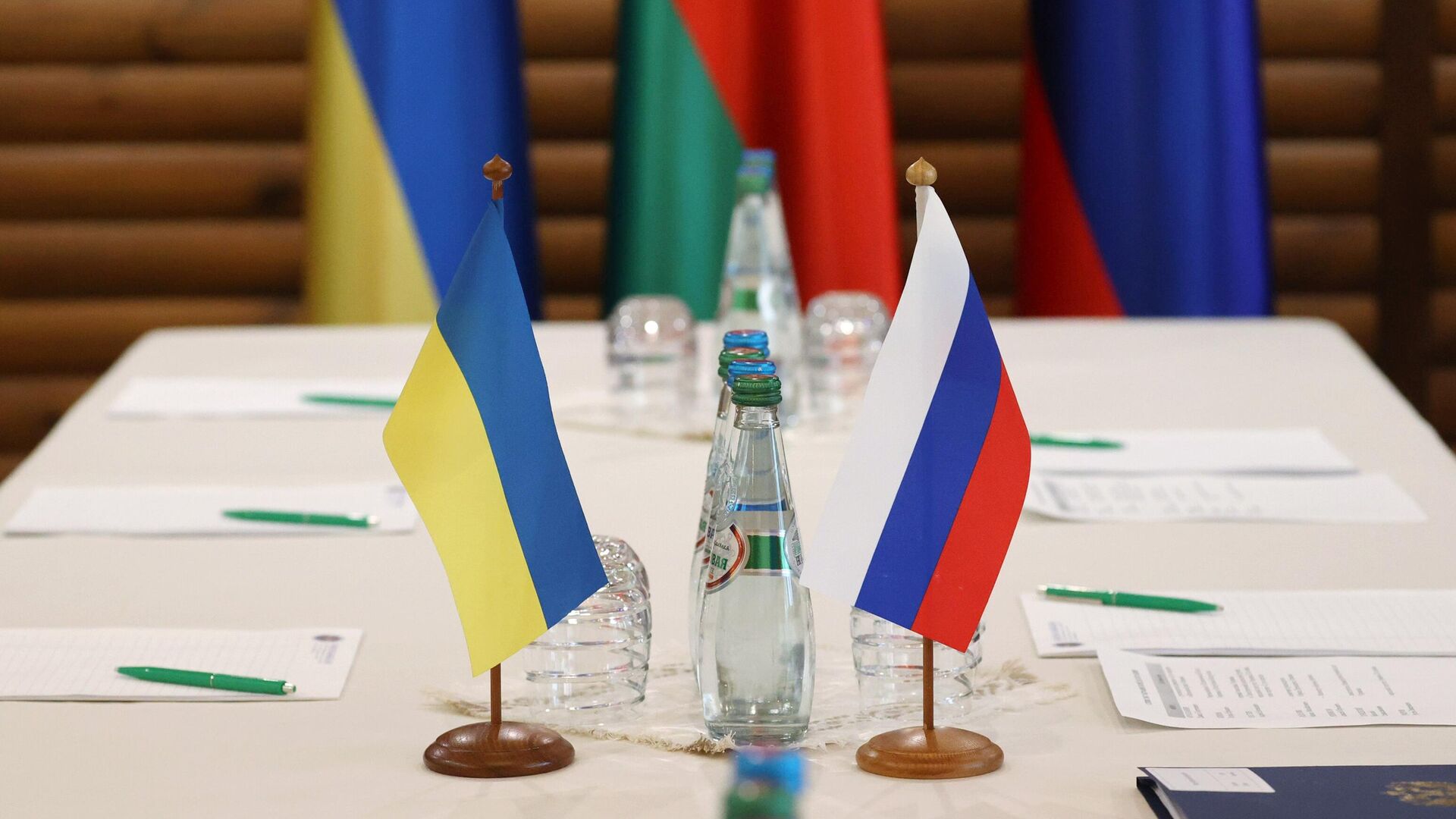 Флажки на столе, за которым пройдут российско-украинские переговоры - РИА Новости, 1920, 22.12.2023