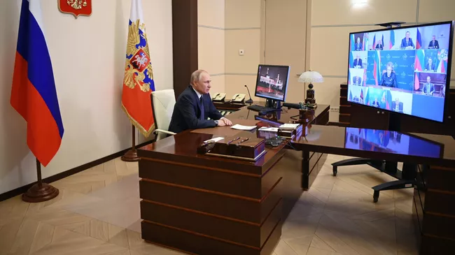 Президент России Владимир Путин во время оперативного совещания с постоянными членами Совета безопасности