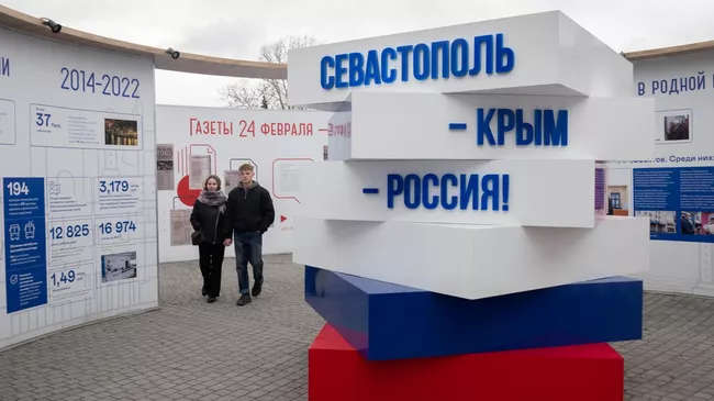 Участники автомобильного пробега в поддержку специальной военной операции на Украине в одном из скверов Севастополя