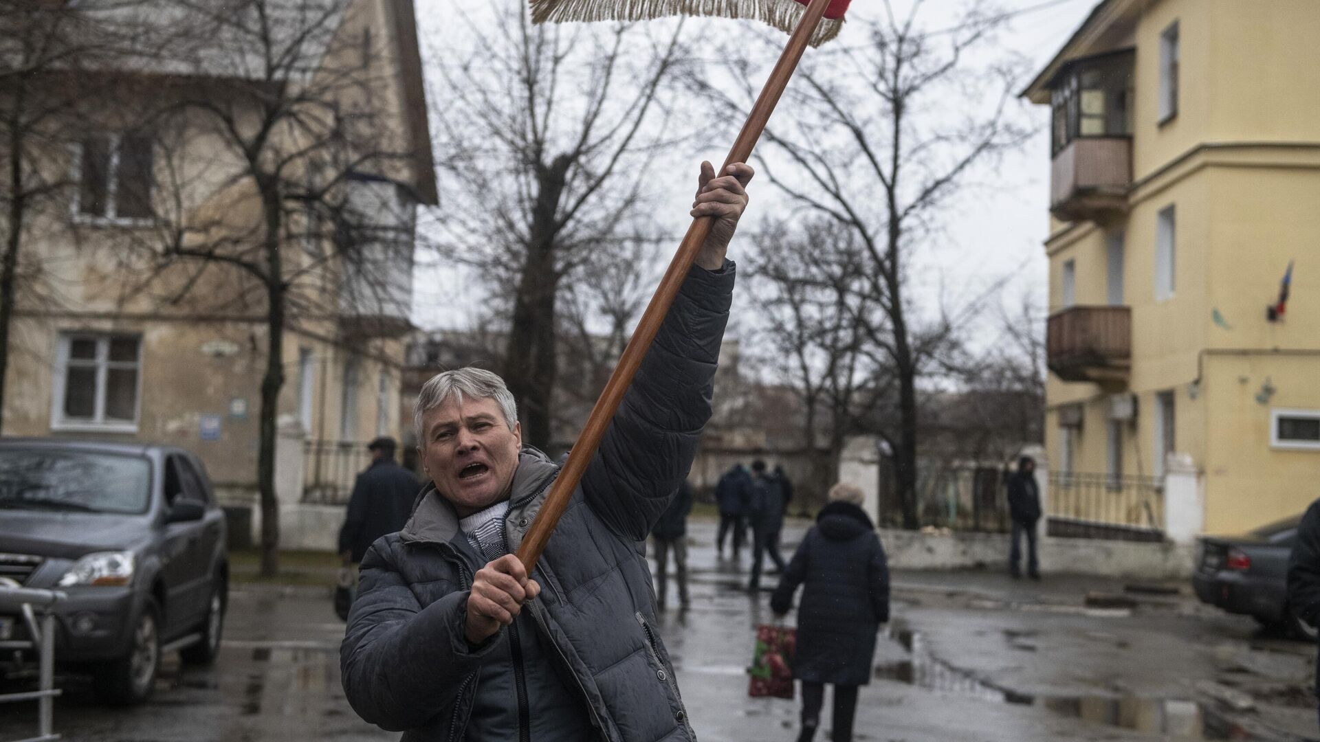 Мужчина радуется освобождению города Счастье в Луганской народной республике. - РИА Новости, 1920, 30.04.2022