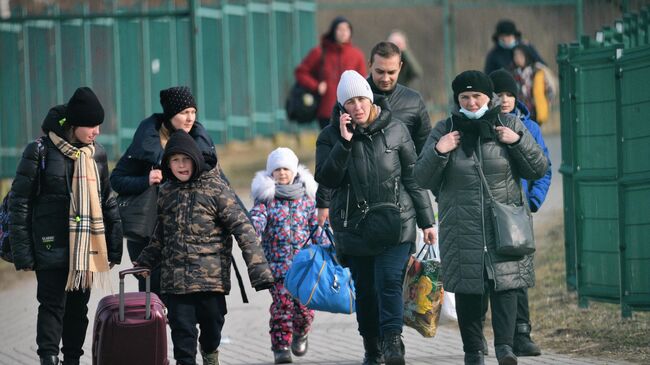 Жители Украины проходят польско-украинскую границу через контрольно-пропускной пункт Медыка