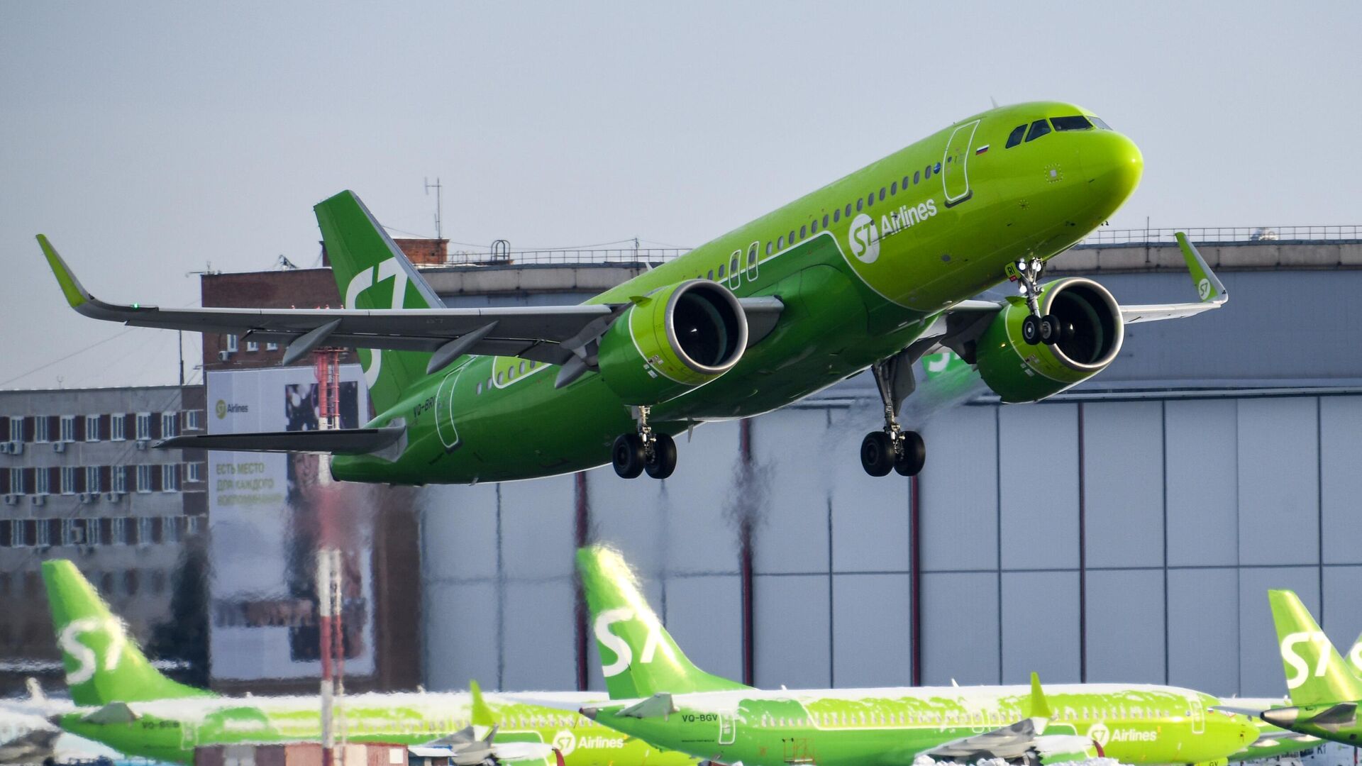 Самолет Airbus A320neo авиакомпании S7 Airlines в Международном аэропорту Новосибирска  - РИА Новости, 1920, 21.06.2022