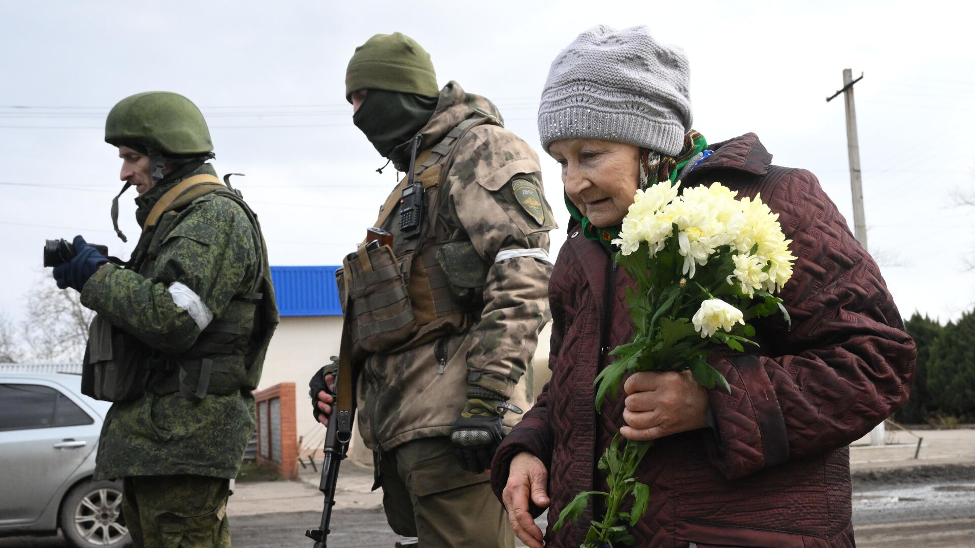 Одна из жительниц Мариуполя, самостоятельно покинувших город по гуманитарному коридору, на пункте встречи беженцев, который организовали сотрудники МЧС ДНР - РИА Новости, 1920, 07.03.2022