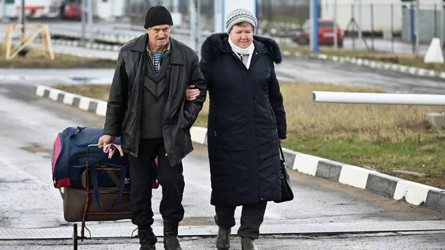 Беженцы из Мариуполя, перешедшие границу по гуманитарному коридору, на пункте пропуска Весело-Вознесенка в Ростовской области