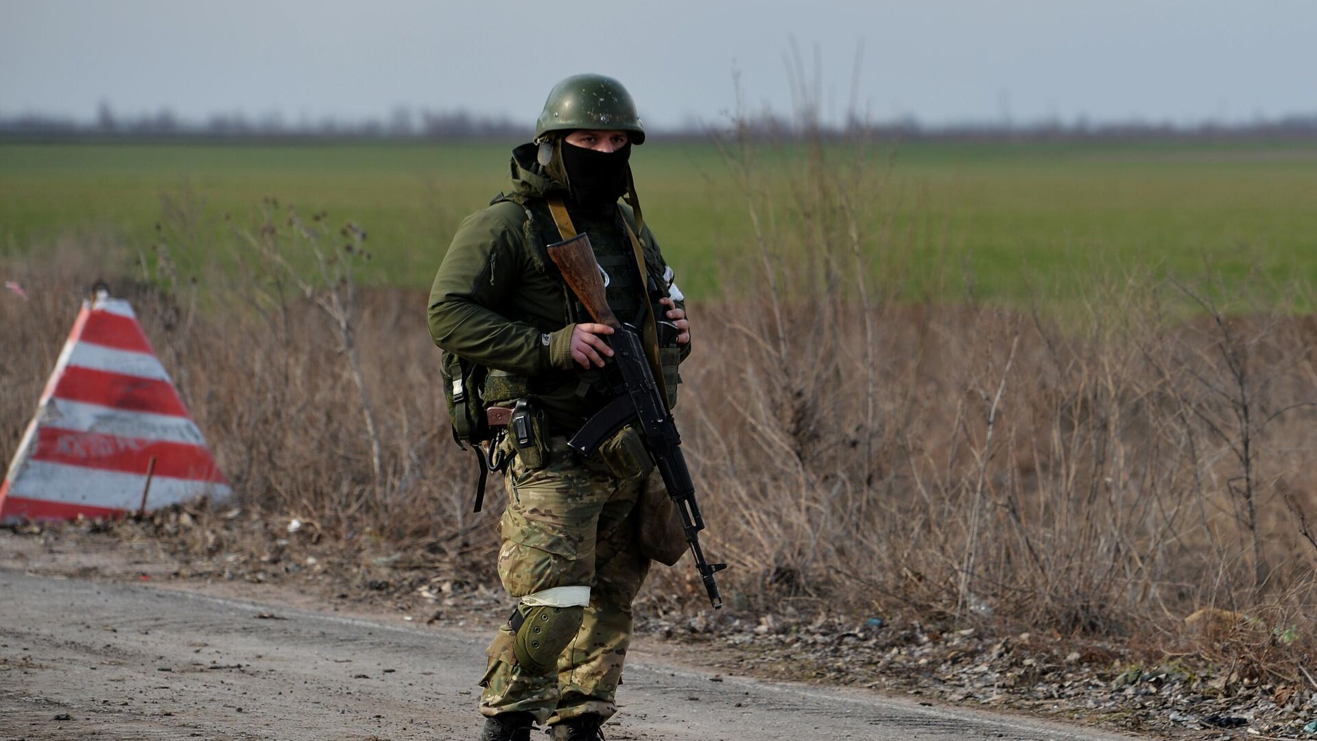 Военнослужащий Народной милиции ДНР неподалеку от села Сопино Волновахского района - РИА Новости, 1920, 08.03.2022