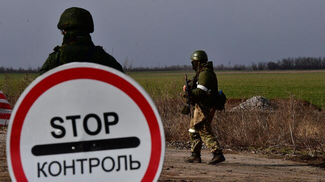 Военнослужащие ДНР на блок-посту