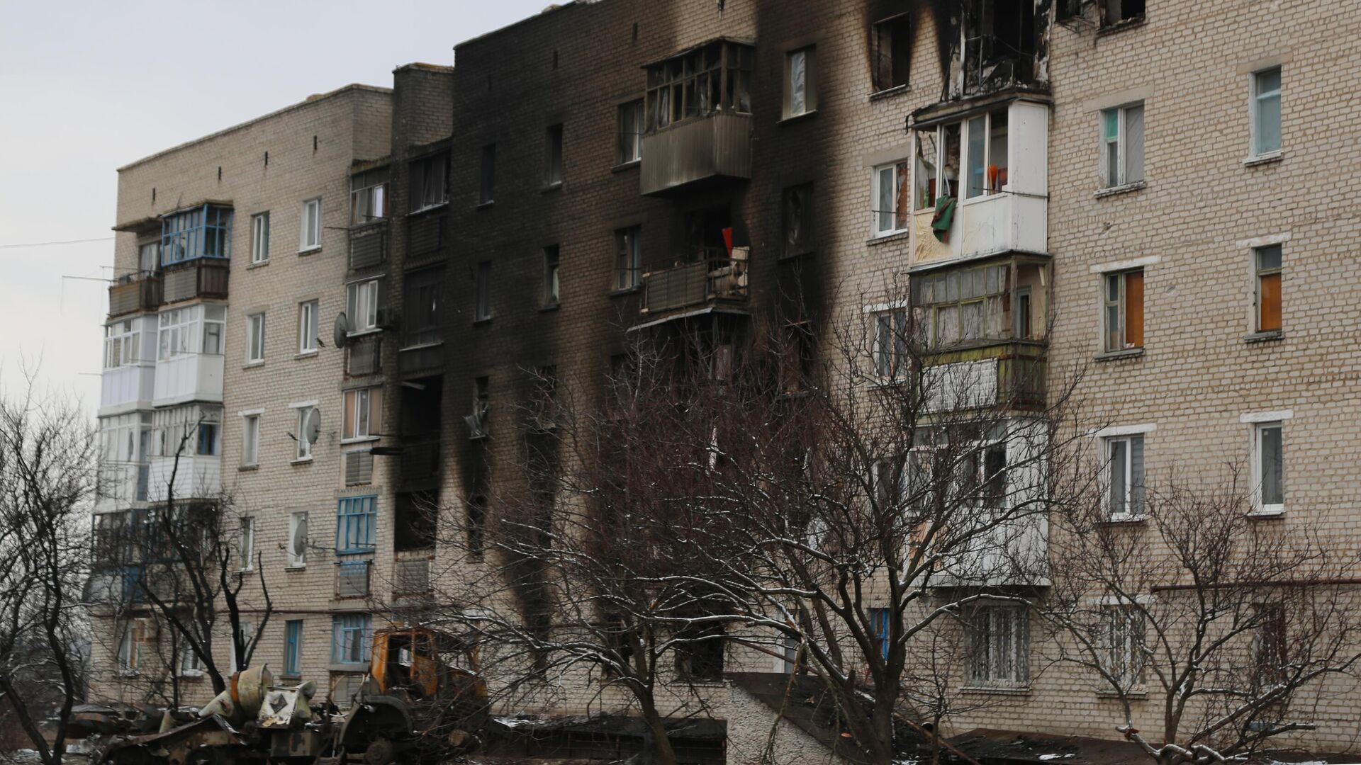 Жилой дом, поврежденный в результате обстрелов в поселке Донское в Донецкой народной республике - РИА Новости, 1920, 11.03.2022