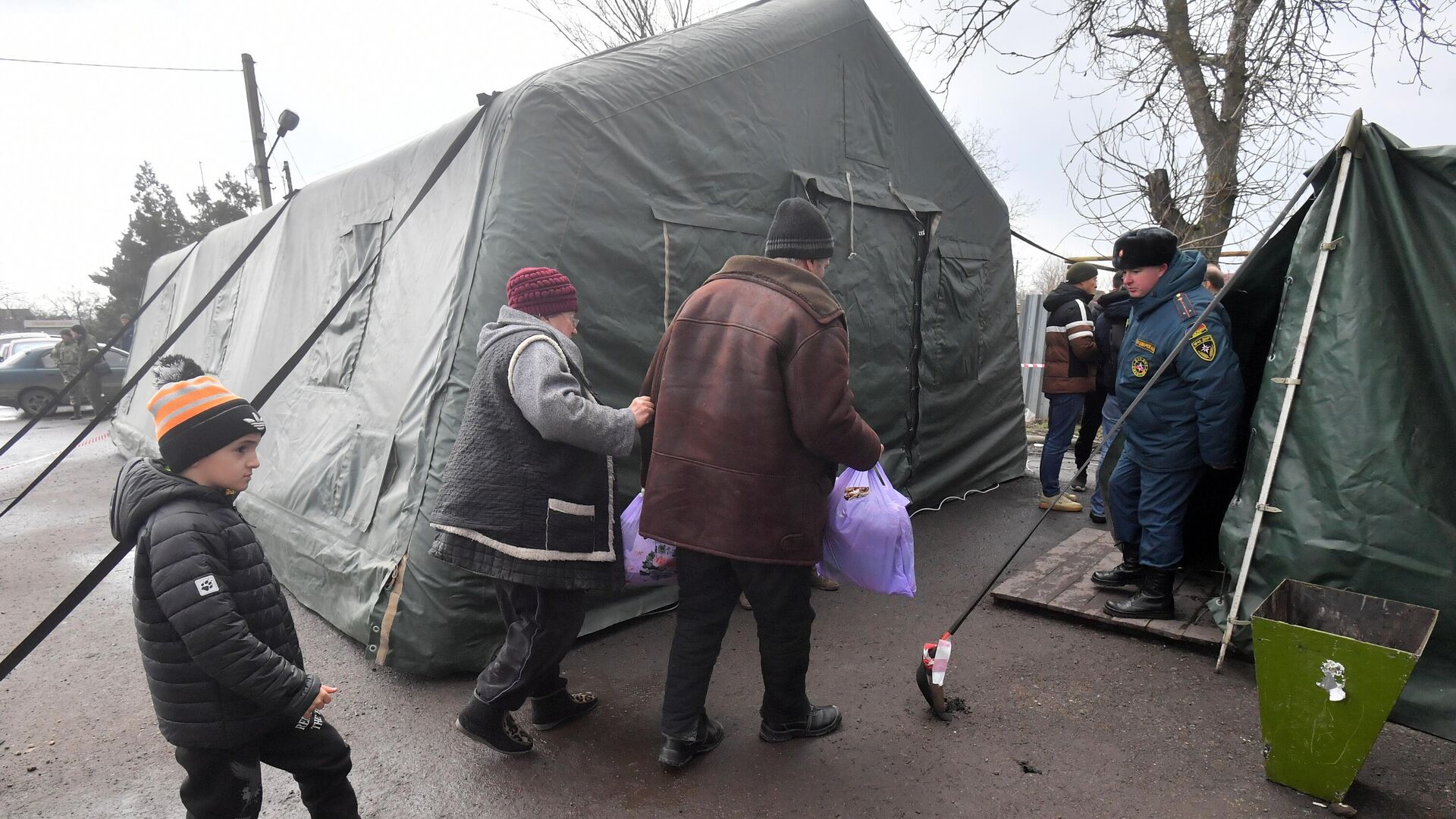 Жители Украины, эвакуированные из Мариуполя по гуманитарному коридору, в пункте временного размещения в селе Безыменное Донецкой народной республики - РИА Новости, 1920, 19.03.2022