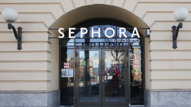 Закрытый магазин косметики и парфюмерии Sephora на Смоленской площади в Москве