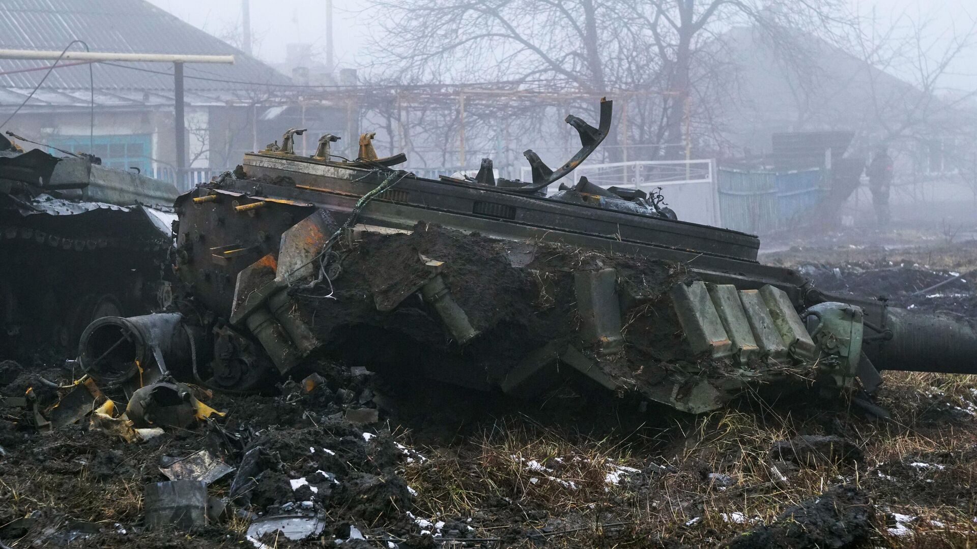 Уничтоженная военная техника ВСУ и мусор в частном секторе Волновахи - РИА Новости, 1920, 21.03.2022