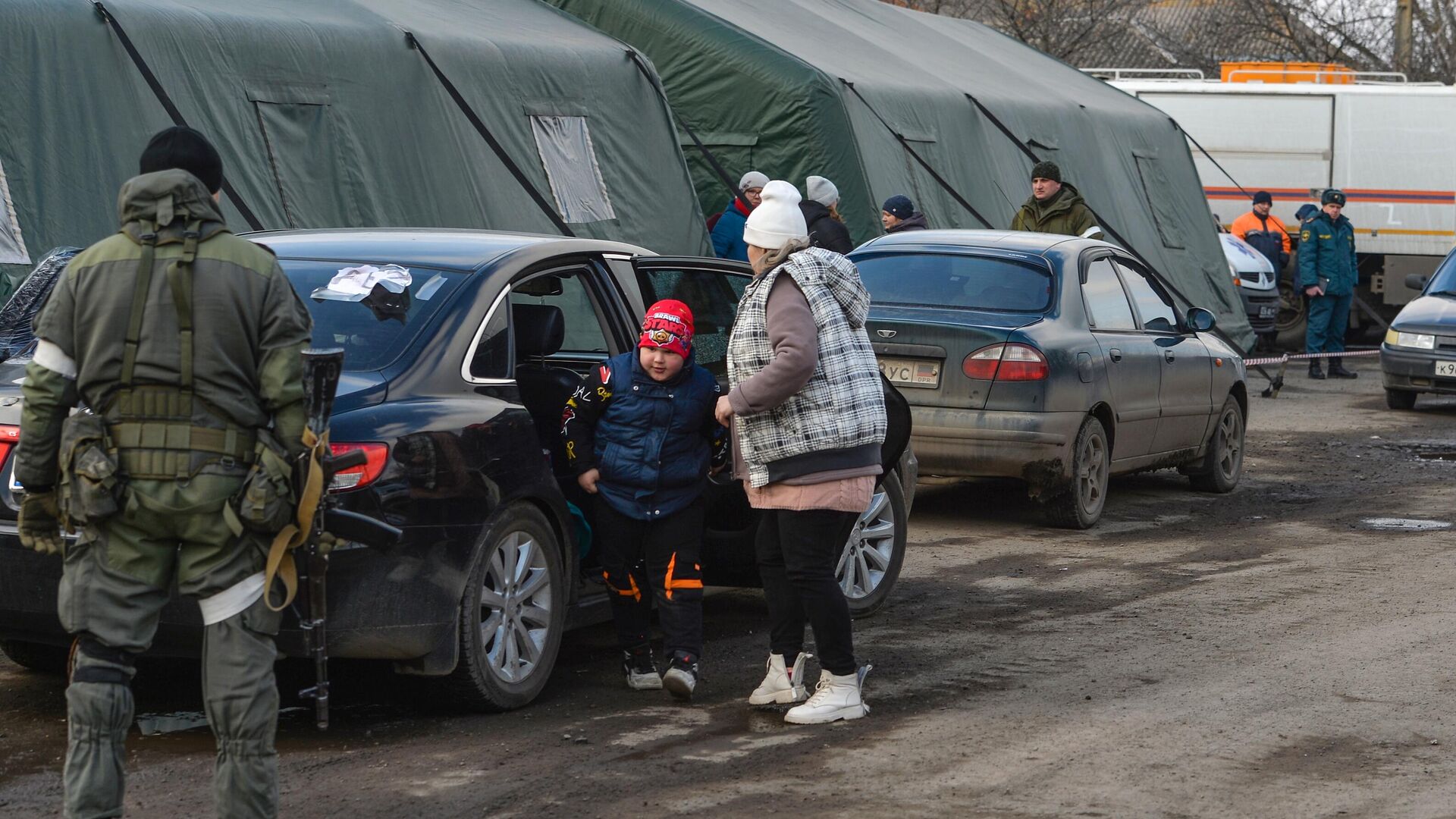 Беженцы из Мариуполя у палаток пункта оказания помощи эвакуированному населению в селе Безыменное - РИА Новости, 1920, 11.03.2022